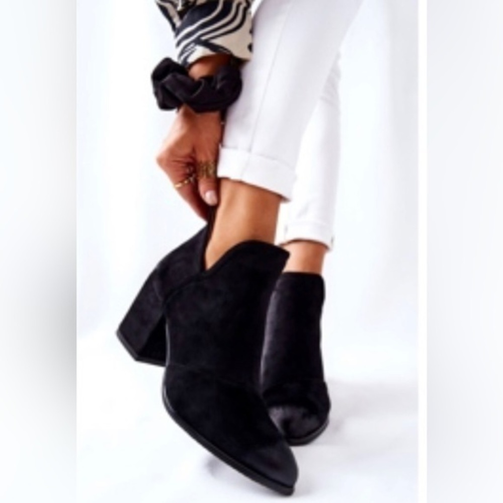 NEW Vince Camuto Black leather suede ankle booties, size 6